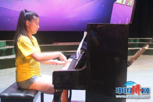 加拿大多倫多營(yíng)員陳雅惠的鋼琴獨(dú)奏《THE LOVE IS BLUE》，聲音悠揚(yáng)悅耳?！￡憹h寶 攝