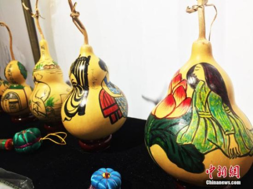 近日，在蘭州文化創(chuàng)意產(chǎn)業(yè)園內(nèi)，蘭州藝人丁永蓮展出自己的創(chuàng)意葫蘆，供市民參觀。她將葫蘆雕刻與漫畫二者結(jié)合起來進(jìn)行創(chuàng)作，作品涉及人物漫畫、環(huán)保宣傳、寓言故事等，形象生動(dòng)，趣味十足。徐雪 攝 近日，在蘭州文化創(chuàng)意產(chǎn)業(yè)園內(nèi)，蘭州藝人丁永蓮展出自己的創(chuàng)意葫蘆，供市民參觀。她將葫蘆雕刻與漫畫二者結(jié)合起來進(jìn)行創(chuàng)作，作品涉及人物漫畫、環(huán)保宣傳、寓言故事等，形象生動(dòng)，趣味十足。徐雪 攝
