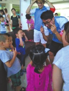 美國志愿者教小朋友學英語。