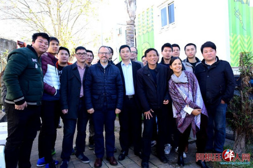 Tres de Febrero市市長Diego Valenzuela先生和袁建平議員與接受注射預防針的華人合影。（阿根廷華人網）