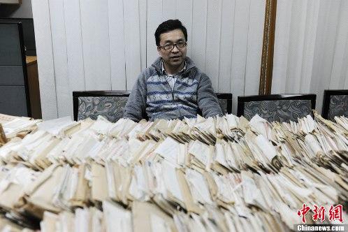 資料圖：童增展示“萬封信件”。<a target='_blank'  >中新網(wǎng)</a>記者張龍云攝