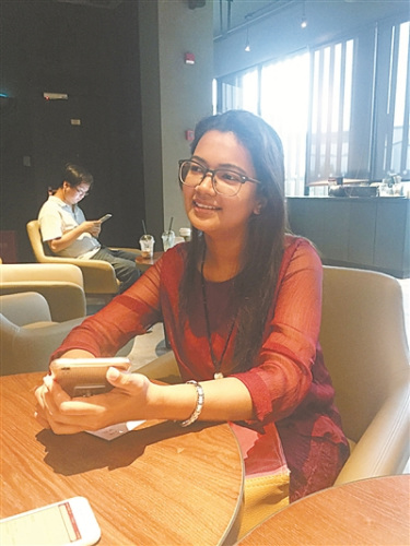 寧波大學(xué)斯里蘭卡大三留學(xué)生Limali希望畢業(yè)后留在寧波從事與斯里蘭卡外貿(mào)工作。 （馮瑄 攝）