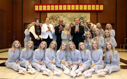 合影留念。(日本《中文導(dǎo)報(bào)》)