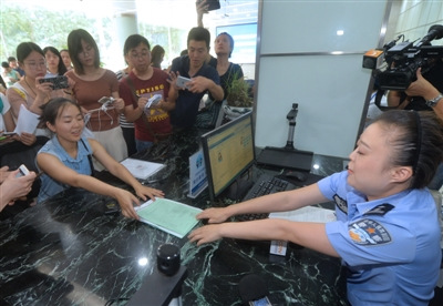 7月20日，成都人才落戶(hù)新政開(kāi)放申請(qǐng)首日，內(nèi)江籍四川大學(xué)女博士曾櫨賢正在辦理落戶(hù)手續(xù)