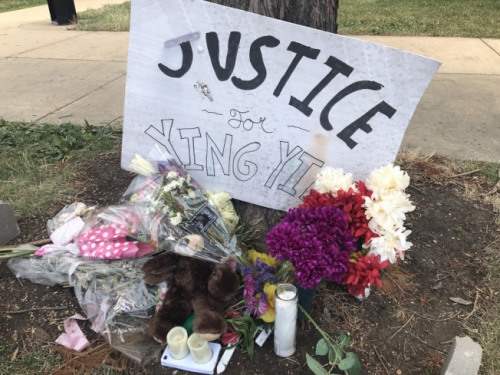 許多民眾在章瑩穎失蹤處獻花。（美國《世界日報》/黃惠玲 攝）