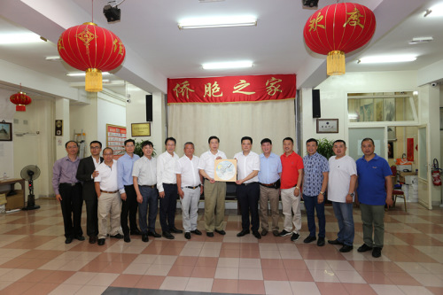 馮志農(nóng)向法國華僑華人會贈送紀念品。