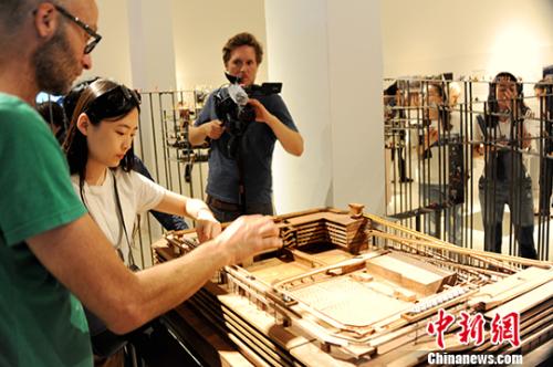當(dāng)?shù)貢r(shí)間7月21日晚，中德建交45周年系列文化活動(dòng)之“此時(shí)此地：成都——?jiǎng)⒓溢x作品展”在德國(guó)柏林Aedes建筑論壇開(kāi)幕。圖為觀眾參觀著名建筑師劉家琨的近作“西村·貝森大院”模型。<a target='_blank' >中新社</a>記者 彭大偉 攝