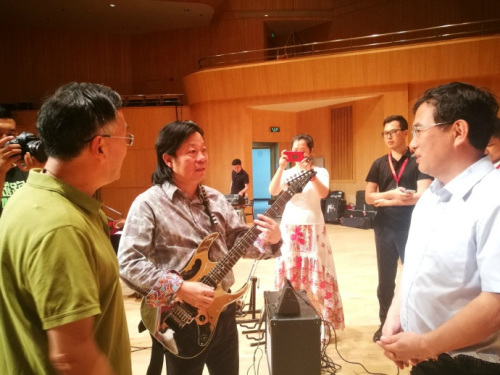 北京市僑辦主任劉春鋒與著名導(dǎo)演王榮起、國家一級(jí)作曲家兼演奏家卞留念進(jìn)行交流。(北京市僑辦供圖)