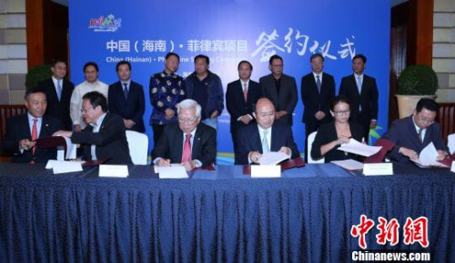 海南省委書記、省人大常委會(huì)主任劉賜貴(后左六)，21日在馬尼拉見證中國(海南)·菲律賓項(xiàng)目簽約儀式，瓊菲簽署金額達(dá)2億美元的多個(gè)合作項(xiàng)目。　李英挺 攝