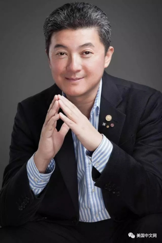 　張首晟，美籍華裔物理學(xué)家，美國文理科學(xué)院院士、美國物理學(xué)會學(xué)士、中國科學(xué)院外籍院士、美國國家科學(xué)院院士?，F(xiàn)任斯坦福大學(xué)物理系、電子工程系和應(yīng)用物理系教授。