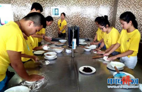 圖為華裔青少年在揚(yáng)州親手學(xué)包包子。　崔佳明 攝