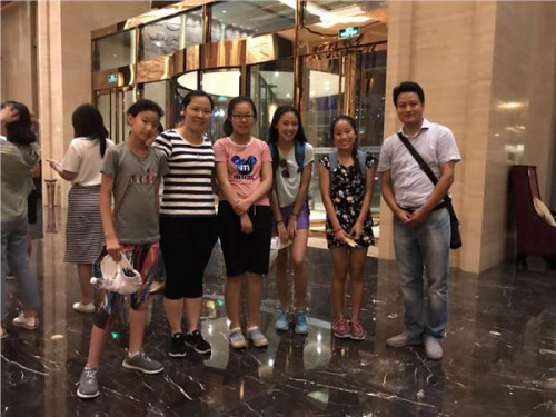 結(jié)束了一天的行程，志愿者家庭將營員們安全的送回大本營