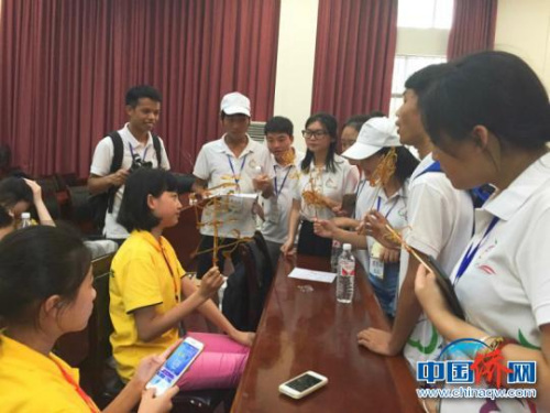 圖為營員們學做中國糖畫?！≠囈伶?攝