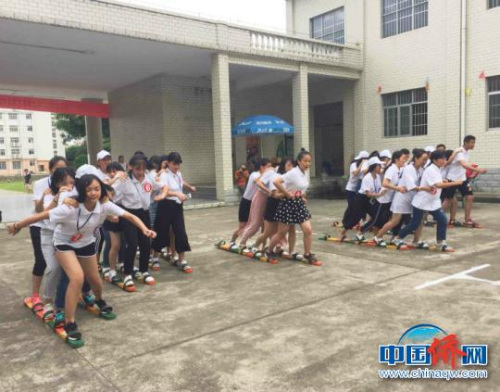 圖為營員們開展戶外拓展活動?！≠囈伶?攝