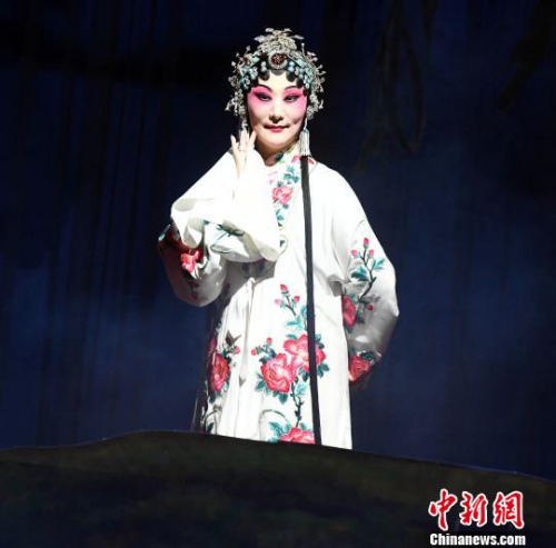 福建京劇院國(guó)家一級(jí)演員、中國(guó)戲劇梅花獎(jiǎng)得主孫勁梅在京劇《白蛇傳·合缽》中飾演白素貞?！⒖筛?攝