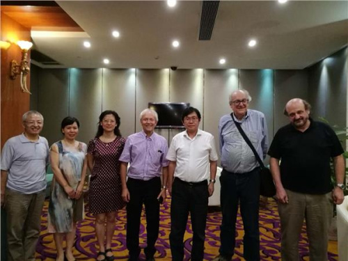 王華主任與埃爾韋(右一)、貝爾納(右二)、伊馮(右四)等三位法國科學(xué)院院士及中法高級人才交流協(xié)會(huì)會(huì)長邵暉(左三)合影