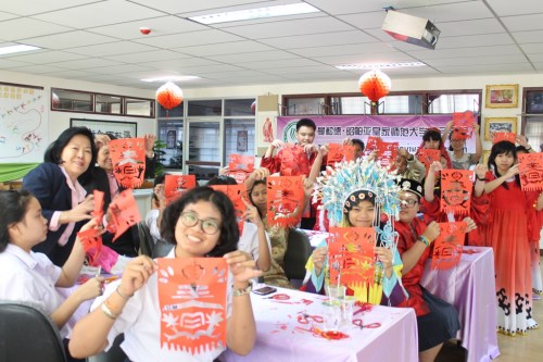 昔日教師校友攜學生“回娘家”留下的美好回憶。