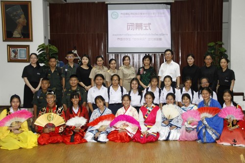 參加文化體驗營成果展示的學(xué)生與教師合影。