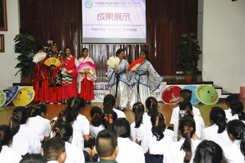 學(xué)生們展現(xiàn)中國文化風(fēng)采。