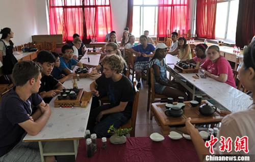 圖為老師教美國高中生學習認識茶具名稱。 <a target='_blank' >中新社</a>記者 韓冰 攝