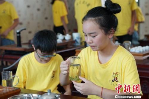 品嘗自己沏的茶，感覺(jué)就是不一樣?！O權(quán) 攝