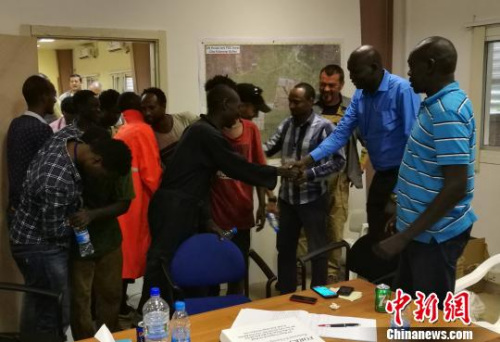 圖為：平安獲救的人質(zhì)喜極而泣。浙江省公安廳供圖