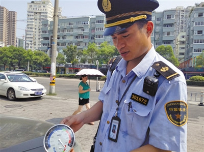 鹿城區(qū)綜合行政執(zhí)法局五馬中隊隊員周宏文。 夏婕妤 攝