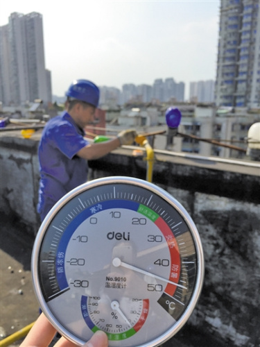 燃?xì)鈾z修員在樓頂搶修管道。 金葉 攝