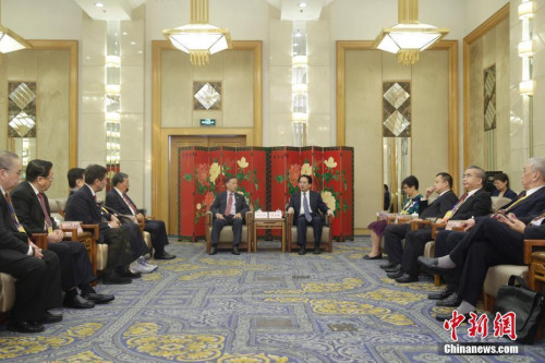 7月26日，國務院僑辦副主任譚天星在北京會見以菲律賓菲華聯(lián)誼總會理事長陳文輝為團長的菲律賓菲華聯(lián)誼總會訪問團一行。<a target='_blank' >中新社</a>記者 盛佳鵬 攝