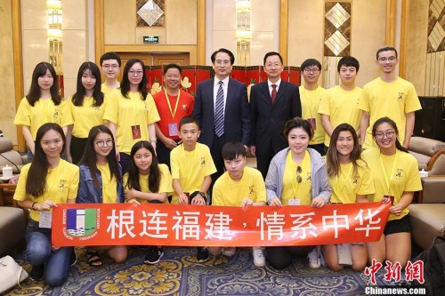 7月26日，國務(wù)院僑務(wù)辦公室副主任譚天星在北京會見加拿大華裔青少年“中國尋根之旅”夏令營全體營員。 <a target='_blank' >中新社</a>記者 韓海丹 攝