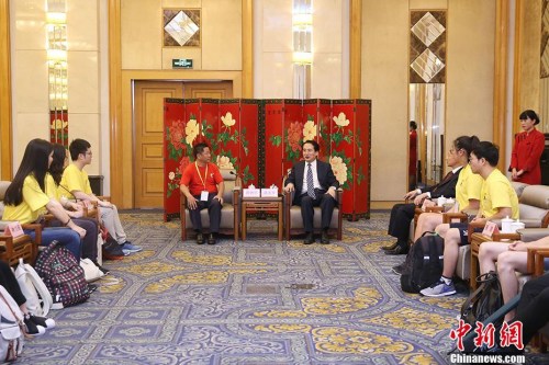 7月26日，國務(wù)院僑務(wù)辦公室副主任譚天星在北京會見加拿大華裔青少年“中國尋根之旅”夏令營全體營員。 <a target='_blank' >中新社</a>記者 韓海丹 攝