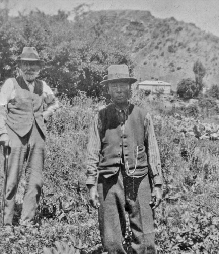 亞林和箭鎮(zhèn)居民George Romans的合影（新西蘭天維網(wǎng)）