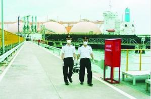 現(xiàn)在，凡國外進(jìn)港的船舶， 一般需經(jīng)檢疫后， 方準(zhǔn)入港。