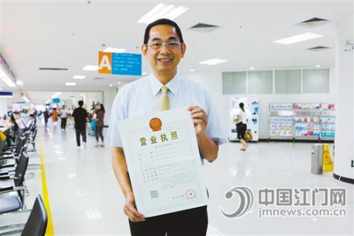 巴斯夫涂料（廣東）有限公司負責人領取我市首張“九證合一”新版營業(yè)執(zhí)照。張雷 攝