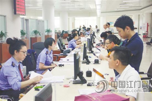 “多證合一”改革大幅提高政府審批效率，大大降低企業(yè)辦事成本。陳絲柳 攝