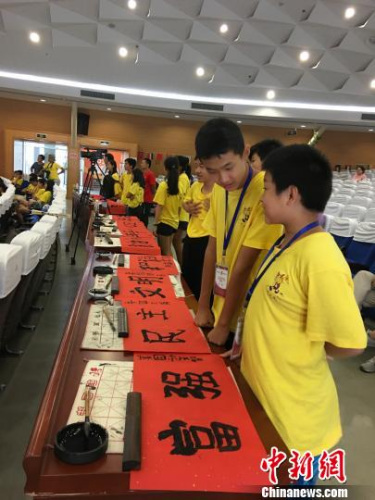 不少營員對寫毛筆字興趣盎然?！⌒领o 攝