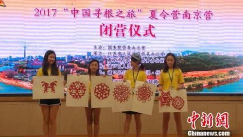 在12天里，營員們學(xué)習(xí)了中國茶藝、書法、剪紙、陶藝、篆刻、成語等8門中華傳統(tǒng)文化課程。　辛靜 攝