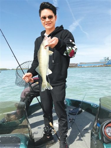 賀鵬在加拿大領略到了和國內(nèi)不一樣的交通規(guī)則。在加拿大，如果車主因有急事變道加塞車輛的話，大家一般都會謙讓。而且，很少人有“路怒癥”。圖為賀鵬在加拿大底特律河留影。