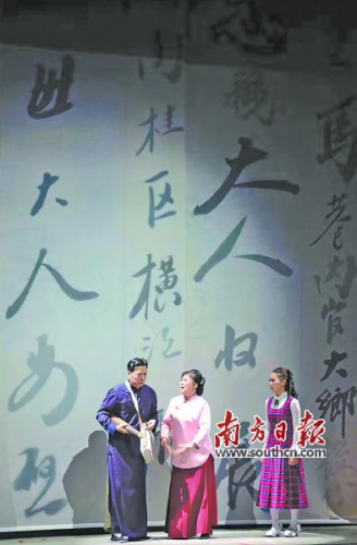 《風(fēng)雨僑批》的舞臺(tái)布景充滿僑批元素。受訪者供圖