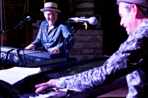 精彩的斗琴表演。（英國華聞網(wǎng)）