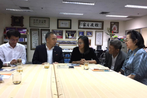 賈益民與泰國留學(xué)中國大學(xué)校友總會(huì)主席羅鐵英等座談交流