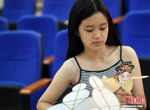 7月26日，一名學生觀看由云南非物質(zhì)文化遺產(chǎn)“滇派風箏”第四代傳承人戴永慶制作的滇派風箏。