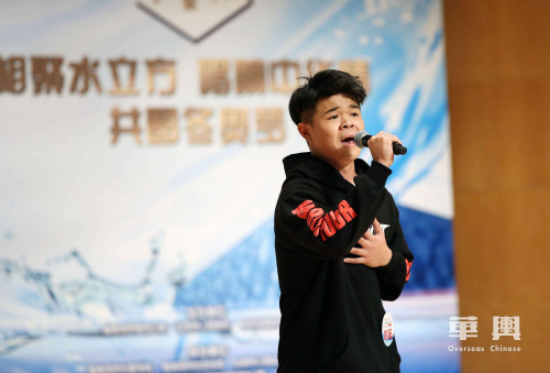 7月27日，巴西賽區(qū)的詹強在2017年“文化中國·水立方杯”海外華人中文歌曲大賽初賽現(xiàn)場演唱歌曲《趁早》。(圖片來自華輿 卞正鋒 攝)