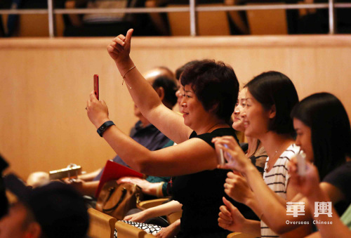 7月27日，英國選手澎博的母親(右三)在2017年“文化中國·水立方杯”海外華人中文歌曲大賽初賽現(xiàn)場為其加油打氣。(圖片來自華輿 卞正鋒攝)