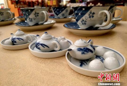 迷你“茶具”的茶壺、茶杯和茶盤都是用泥土燒制而成，和正常茶具一樣，能裝水倒水?！埍?攝