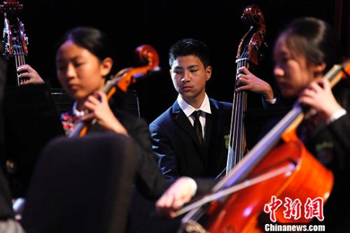 圖為浙江的小演奏家們演奏東西方名曲。<a target='_blank' >中新社</a>記者 余瑞冬 攝
