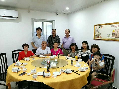 盧聯(lián)金父女和親人相聚。(圖片來自受訪者)