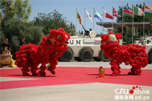 維和戰(zhàn)士帶來(lái)的精彩的舞獅表演。攝影：張一夫
