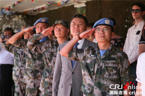 赴黎維和部隊(duì)指揮長(zhǎng)黃云（右一）與黎巴嫩使館領(lǐng)導(dǎo)向國(guó)旗敬禮或行注目禮。攝影：張一夫