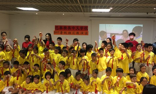 匯報(bào)演出后全體師生合影。（法國(guó)《歐洲時(shí)報(bào)》/步瀟瀟 攝）